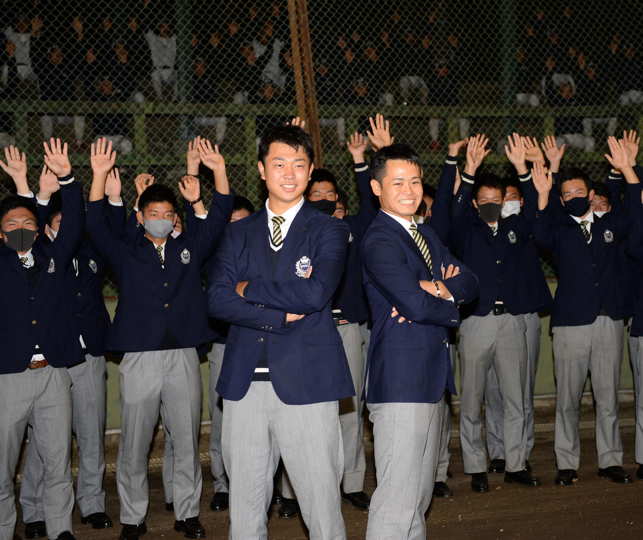 20年10月、ドラフト指名され、後輩たちから祝福される中京大中京・高橋（左）と中山（2020年10月26日撮影）