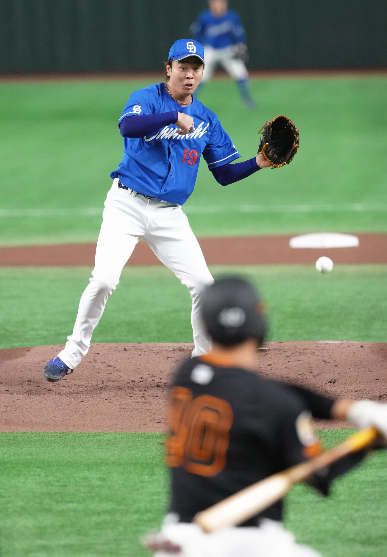 巨人対中日　2回裏巨人無死一、二塁、中山（手前）に先制適時打を許す高橋宏（撮影・足立雅史）