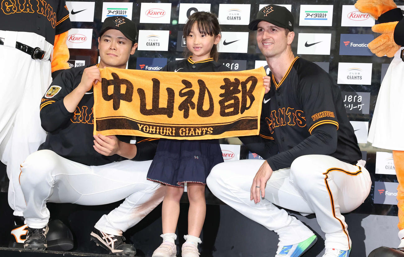 巨人対中日　ヒーローインタビュー後、女の子のファンと笑顔で記念撮影する巨人中山（左）とグリフィン（撮影・浅見桂子）