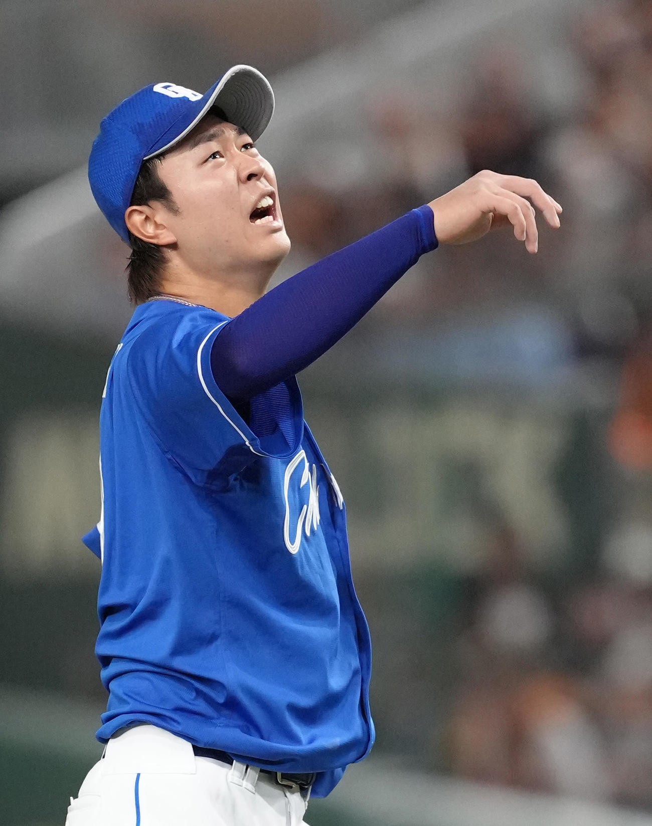 巨人対中日　4回裏巨人2死一塁、中山への投球に納得のいかないような表情を見せる高橋宏（撮影・足立雅史）