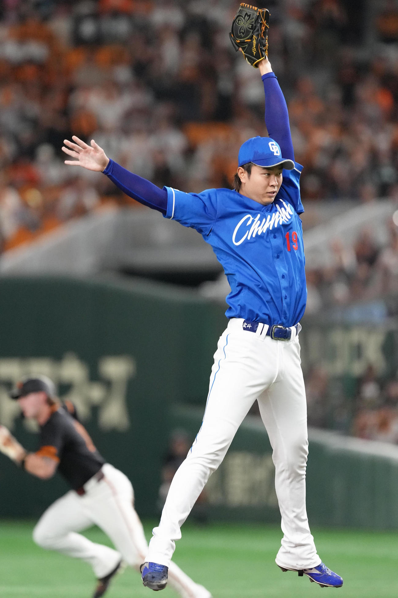 巨人対中日　4回裏巨人2死一塁、中山の打球に飛びつこうとする高橋宏（撮影・足立雅史）