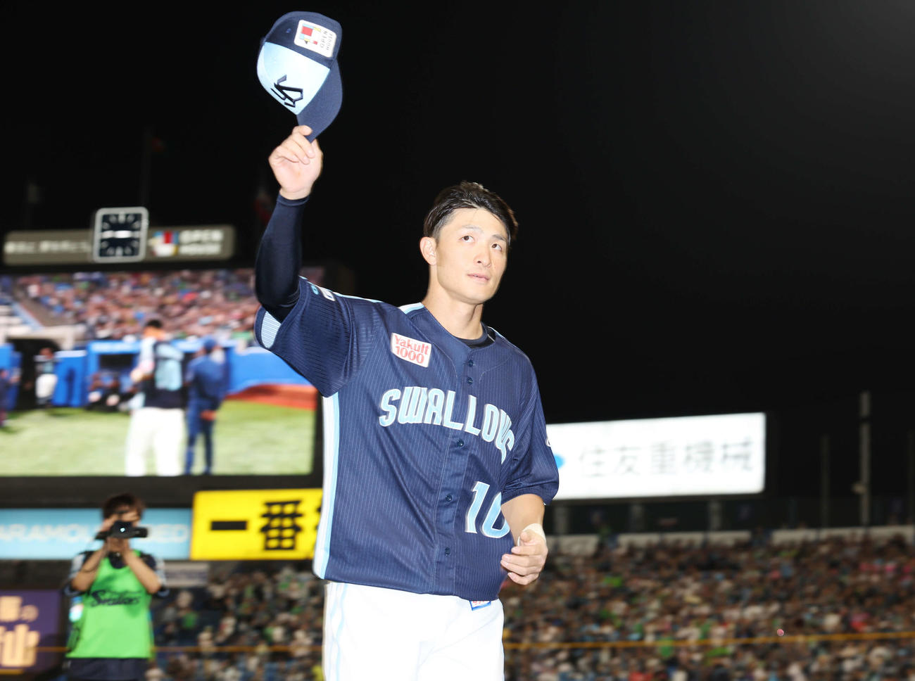 ヤクルト対DeNA　勝利しファンの声援に応えるヤクルト宮本（撮影・宮地輝）