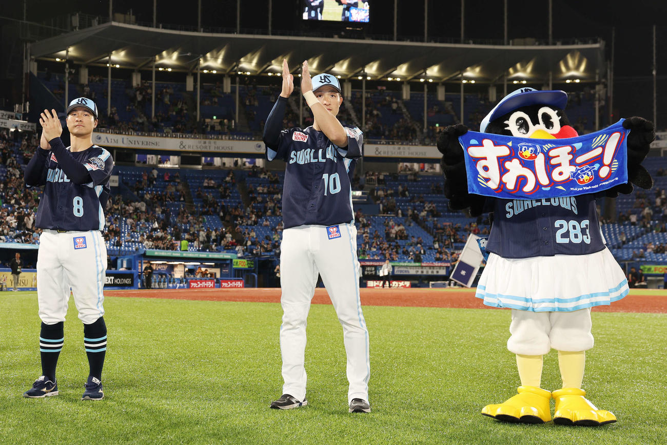 ヤクルト対DeNA　ファンと勝利を分かち合う、左からヤクルト茂木、宮本、つばみ（撮影・宮地輝）