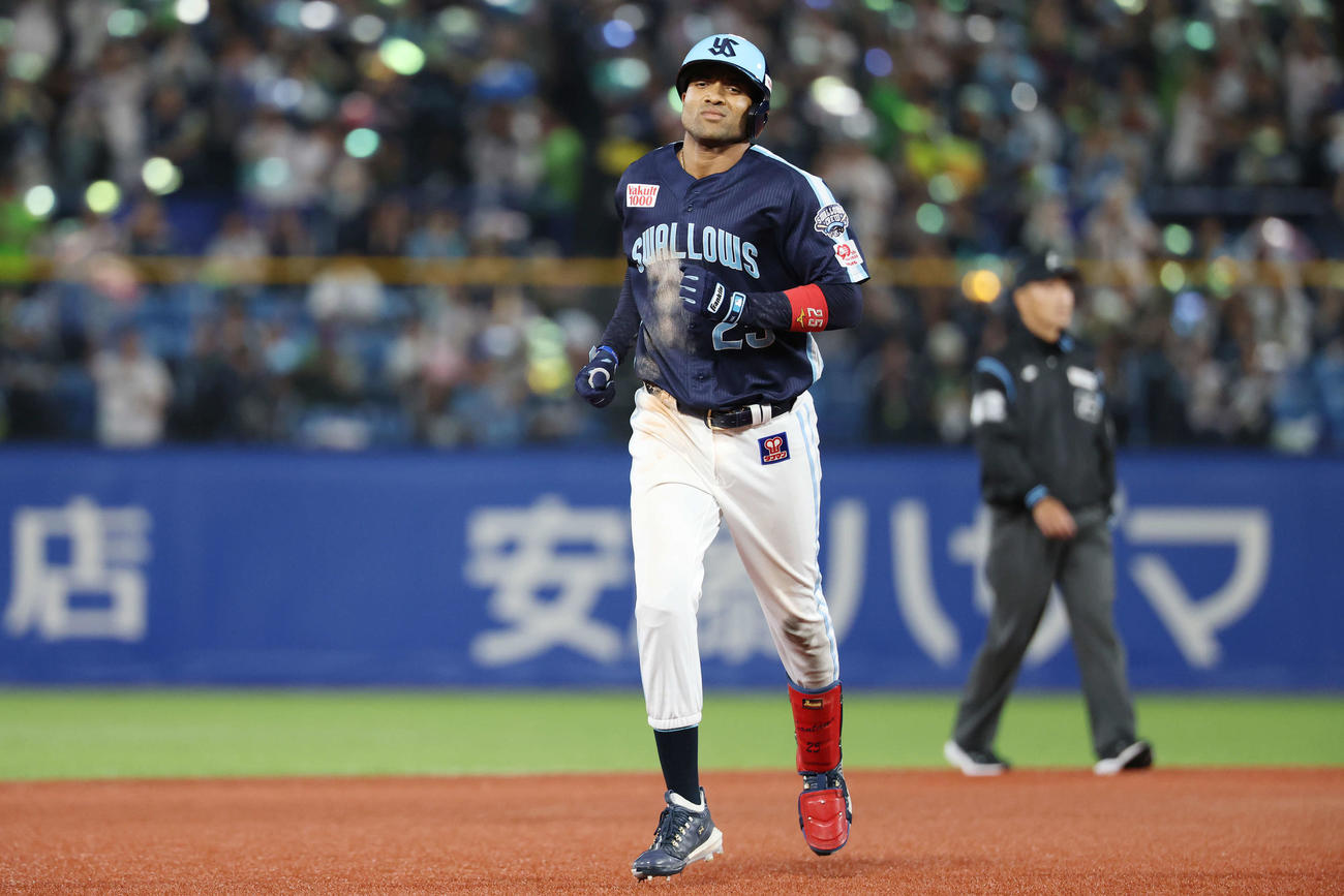 ヤクルト対DeNA 5回裏ヤクルト1死、右越えソロ本塁打を放ちダイヤモンドを回るサンタナ（撮影・宮地輝）