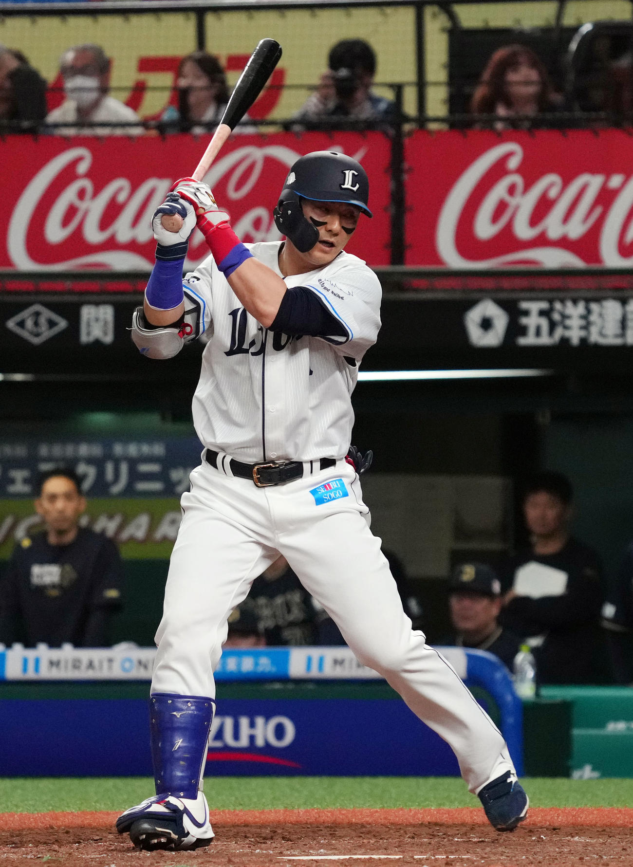 17日、西武対オリックス　8回裏西武1死一、二塁、空振り三振に倒れる栗山