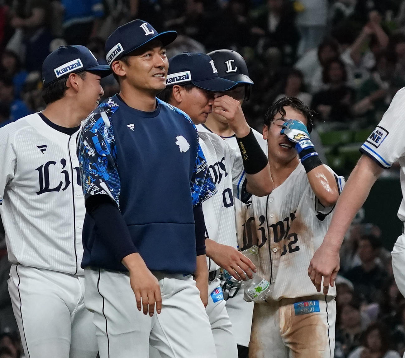 17日、西武対オリックス　10回裏にサヨナラ打を放った滝沢夏央（右）を祝福し、笑顔で引き揚げる栗山巧（手前）