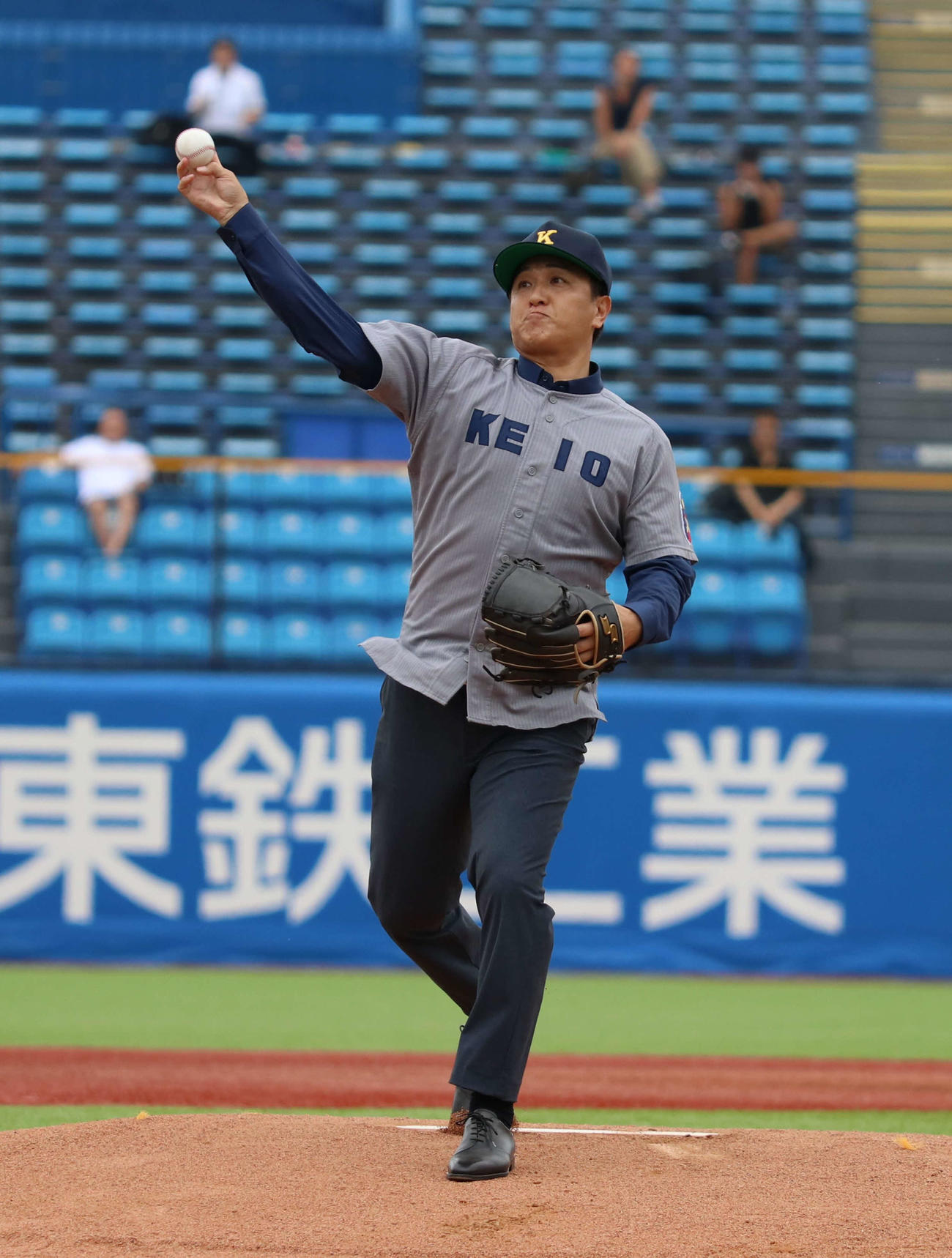 レジェンド始球式に登板した慶大OBの高橋由伸氏（撮影・寺本吏輝）
