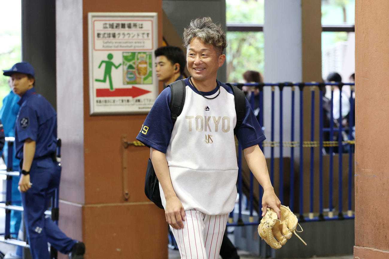 試合前練習を終え笑顔で引き揚げるヤクルト石川雅規石川（2025年5月17日撮影）