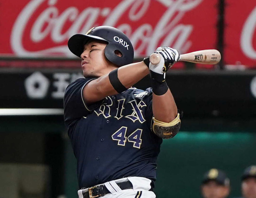 西武対オリックス　適時二塁打を放つ頓宮裕真（2025年5月17日撮影）