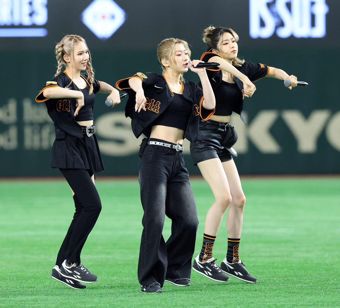 巨人対中日　試合前、ライブを披露したIS：SUE（撮影・浅見桂子）