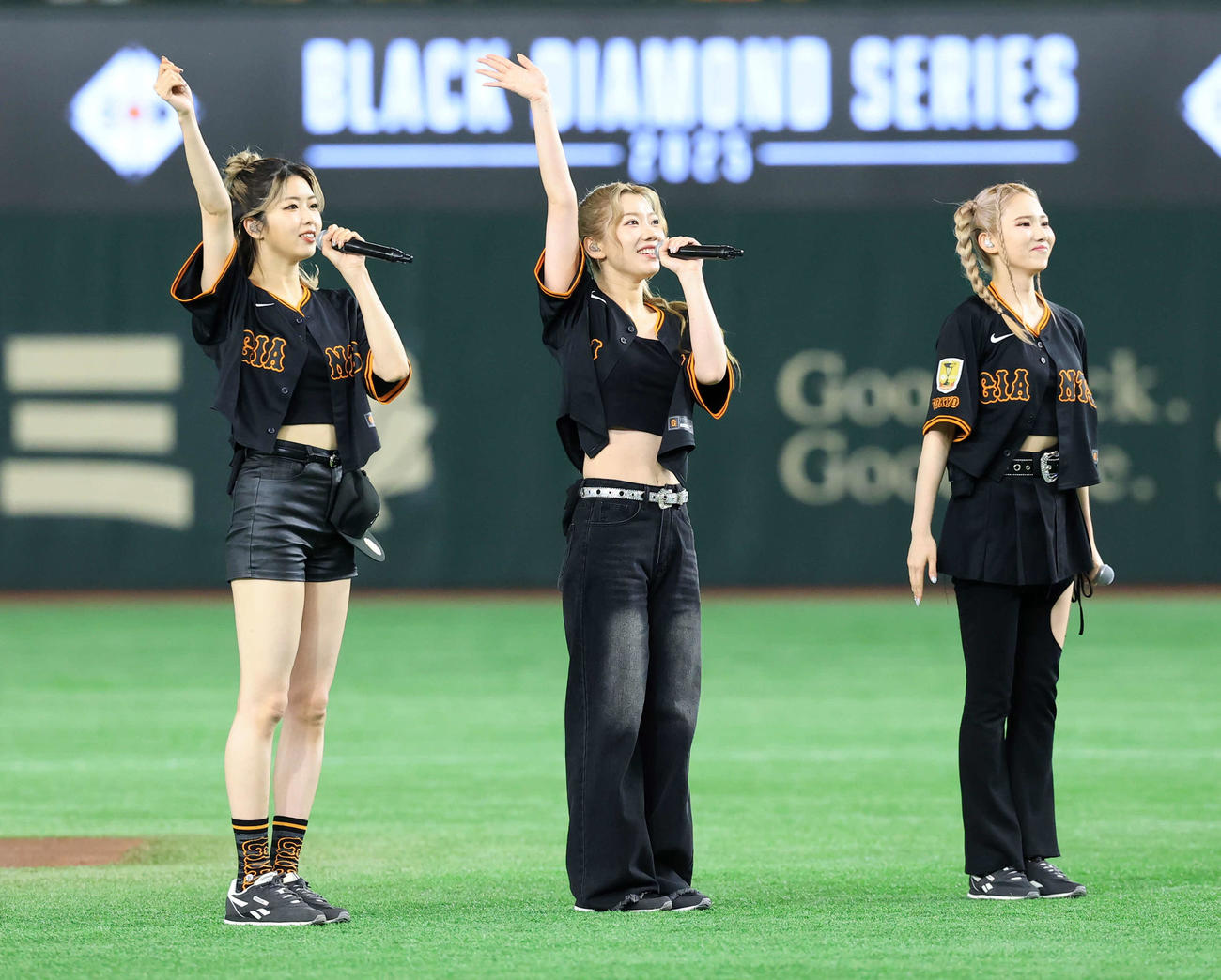 巨人対中日　試合前、ライブを披露したIS：SUE（撮影・浅見桂子）