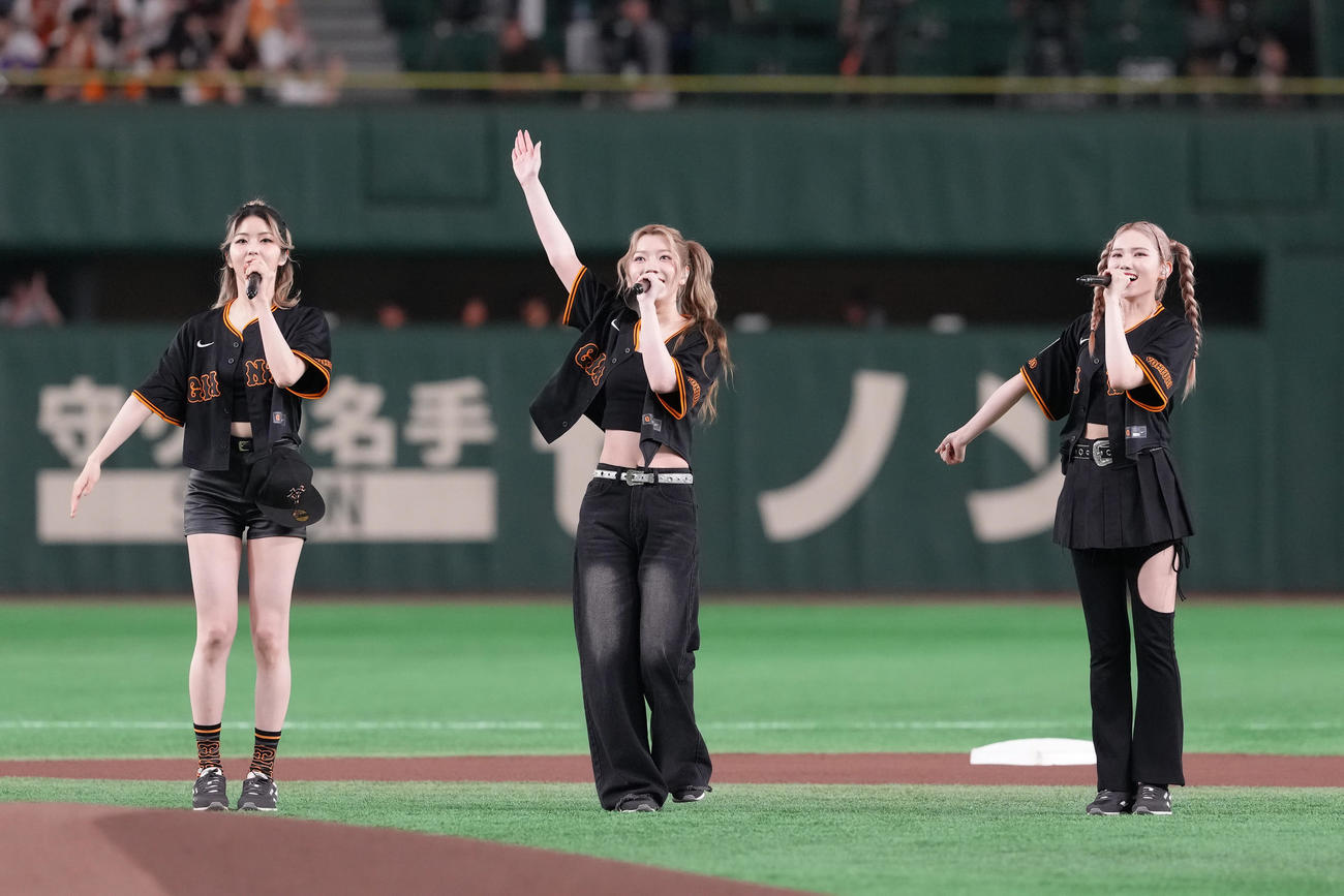 試合前、パフォーマンスを披露したIS：SUE（撮影・足立雅史）