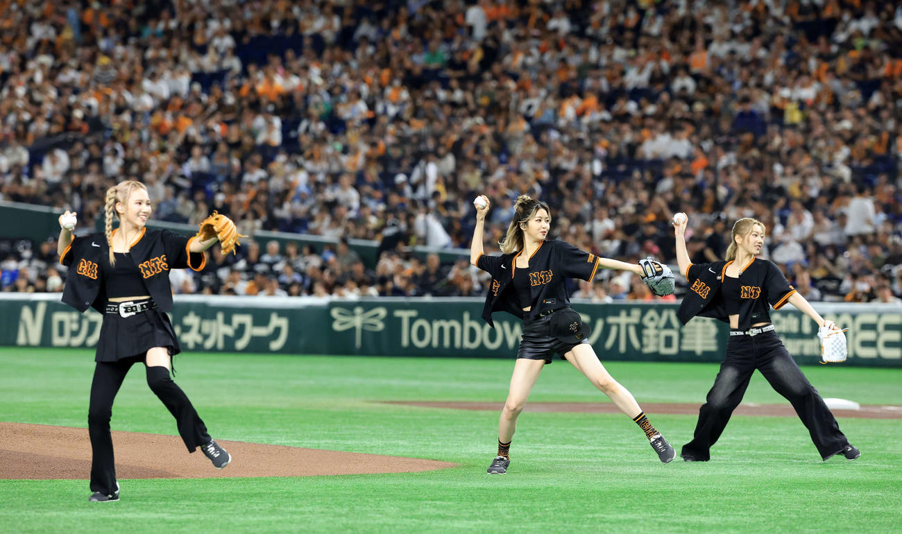 巨人対中日　ファーストピッチを務めるIS：SUE。手前からNANO、YUUKI、RINO（撮影・浅見桂子）