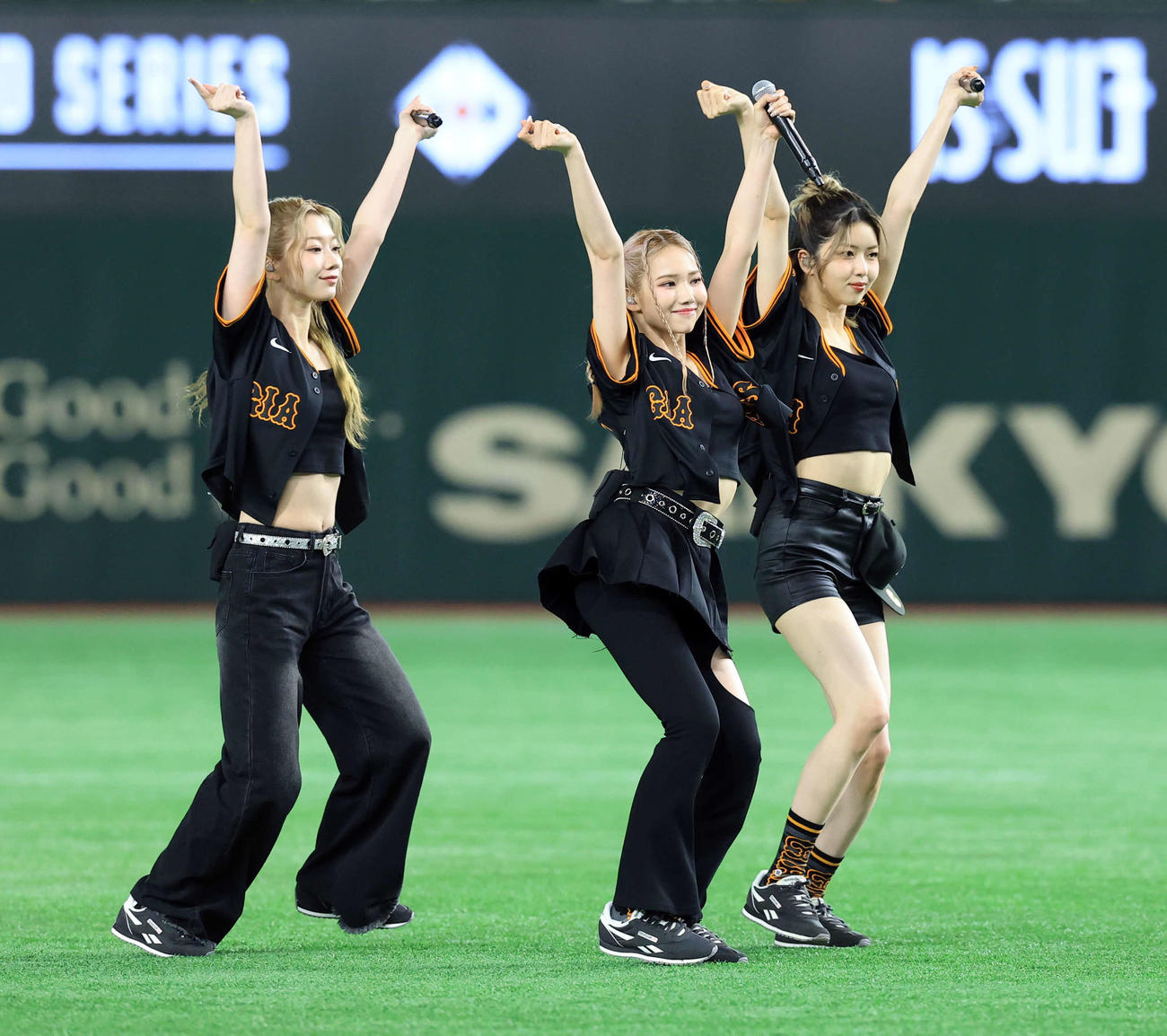 巨人対中日　試合前、ライブを披露したIS：SUE（撮影・浅見桂子）