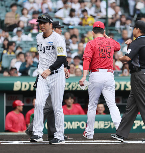 阪神】藤川、新井両監督の遺恨ついに「手打ち」場内爆笑 視線合わせ