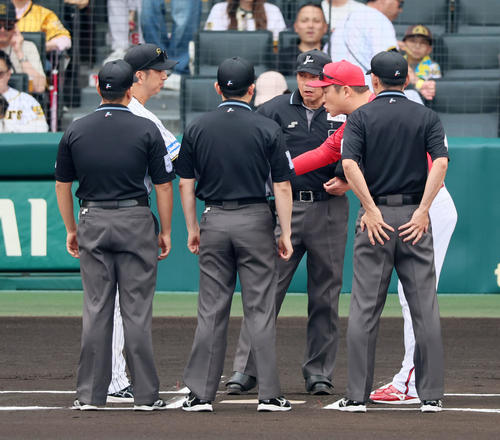 阪神】藤川、新井両監督の遺恨ついに「手打ち」場内爆笑 視線合わせ