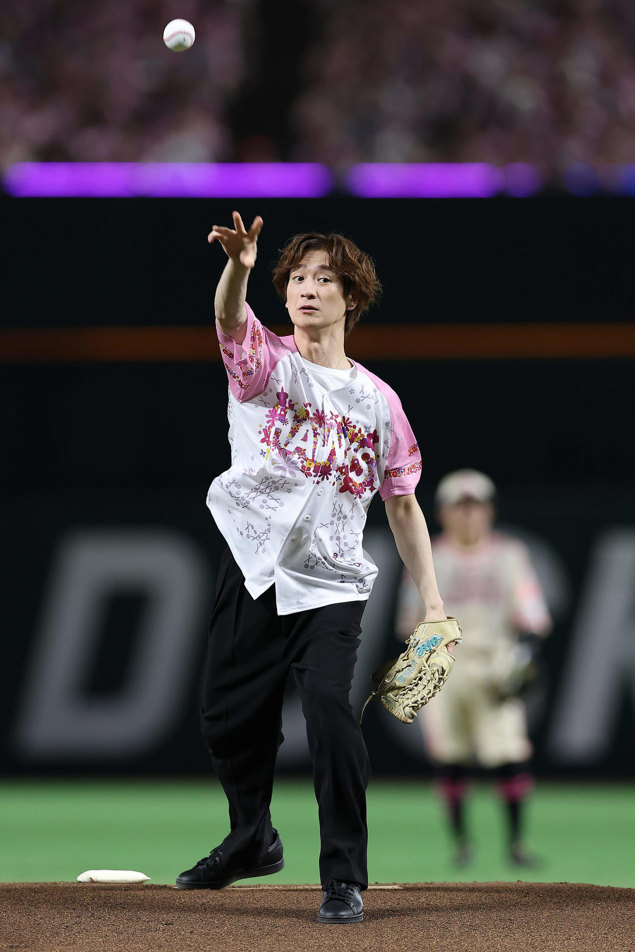 ソフトバンク対楽天　始球式を務めるKis－My－Ft2の宮田俊哉（撮影・前田充）