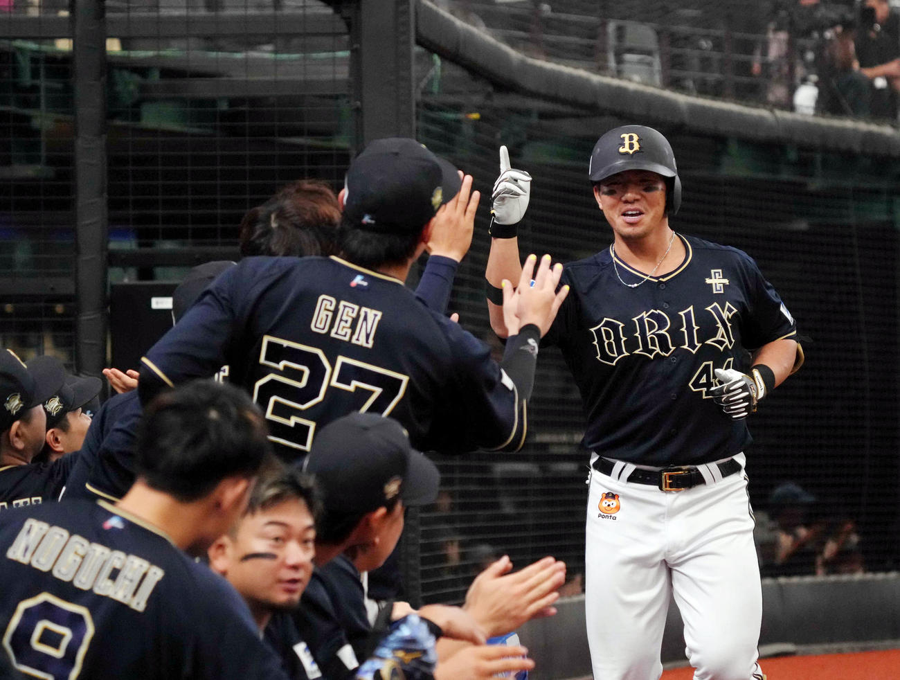 西武対オリックス　2回表オリックス無死、ソロ本塁打を放ち、ベンチ前でポーズを決める頓宮（撮影・狩俣裕三）