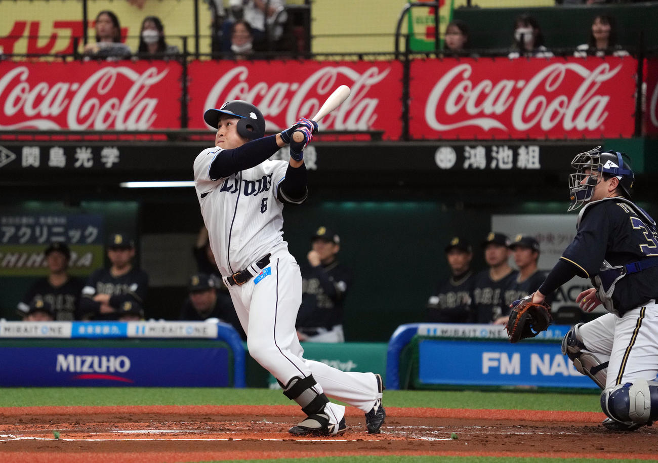西武対オリックス　1回裏西武2死、先制ソロ本塁打を放つ渡部（撮影・狩俣裕三）