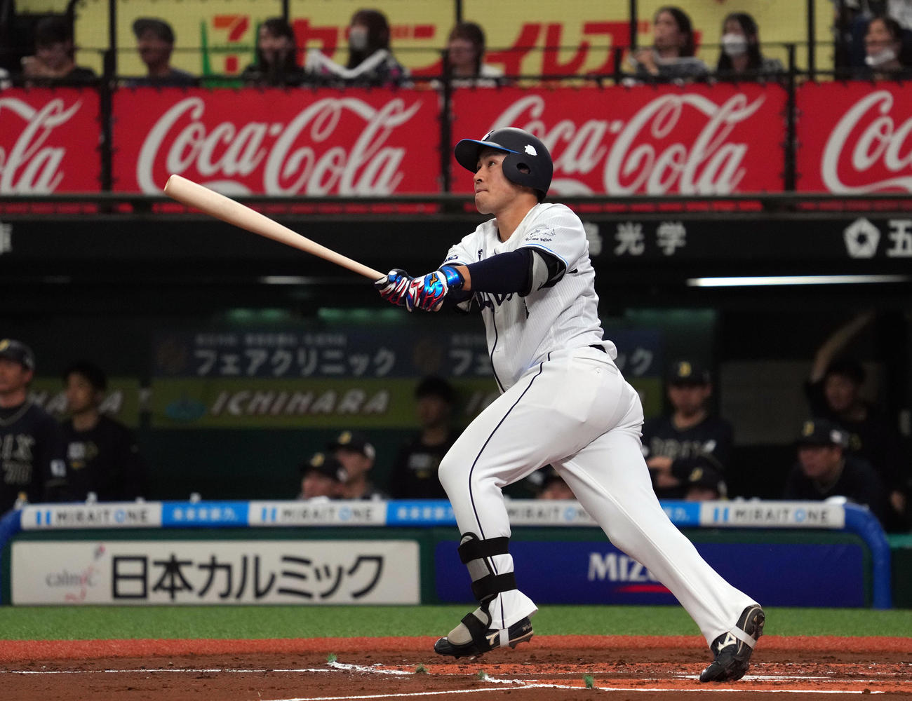 西武対オリックス　1回裏西武2死、先制ソロ本塁打を放つ渡部（撮影・狩俣裕三）