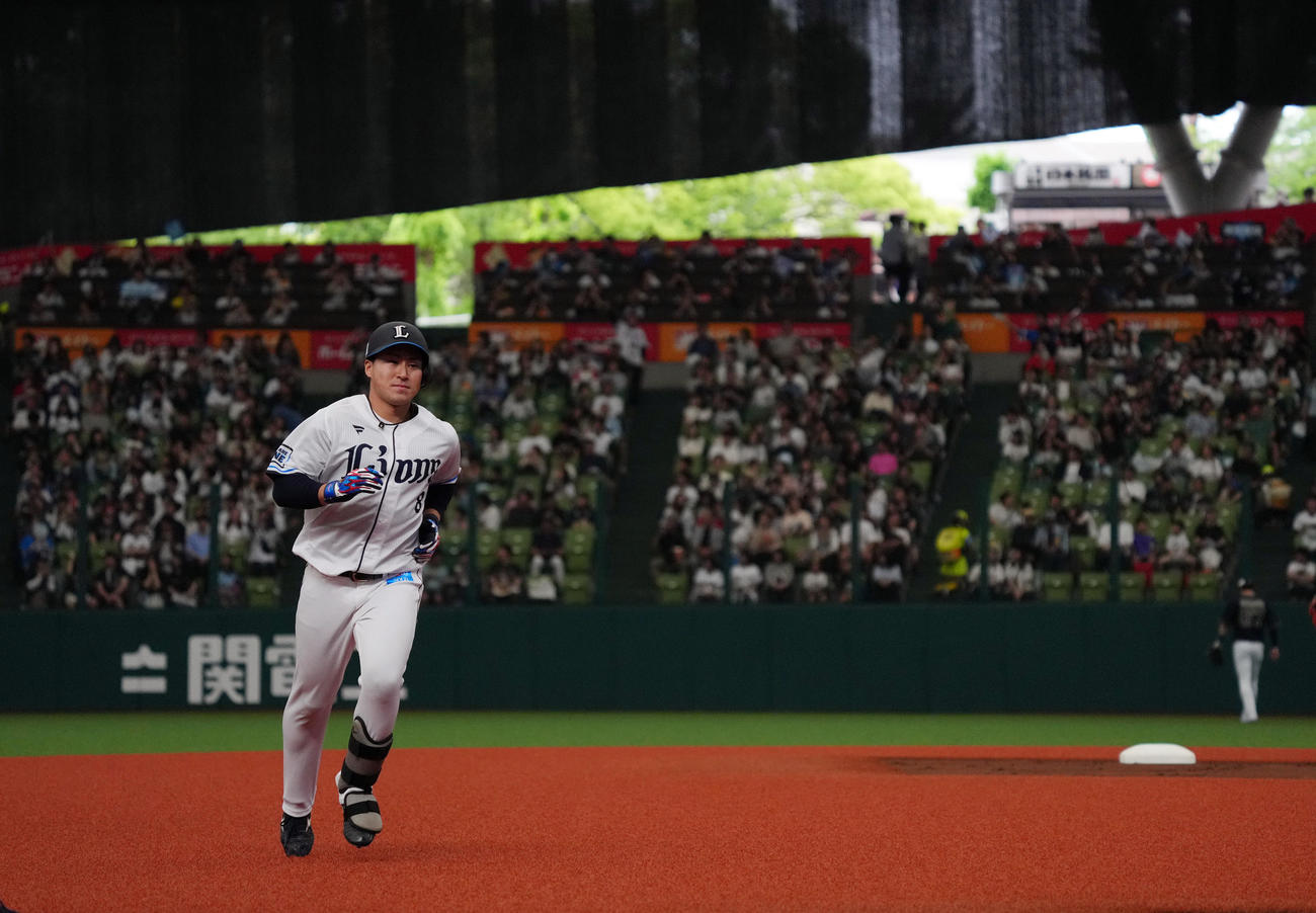 西武対オリックス　1回裏西武2死、先制ソロ本塁打を放つ渡部（撮影・狩俣裕三）
