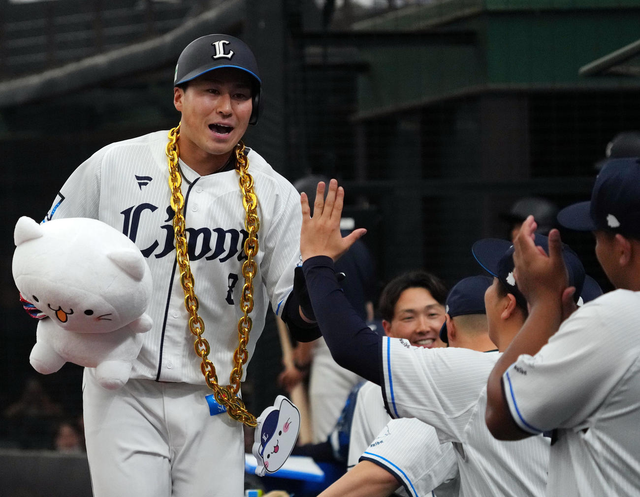 西武対オリックス　1回裏西武2死、先制ソロ本塁打を放ち、ベンチのチームメートに迎えられる渡部（撮影・狩俣裕三）