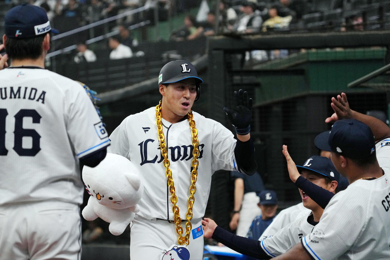 西武対オリックス　1回裏西武2死、先制ソロ本塁打を放ち、ベンチのチームメートに迎えられる渡部（撮影・狩俣裕三）