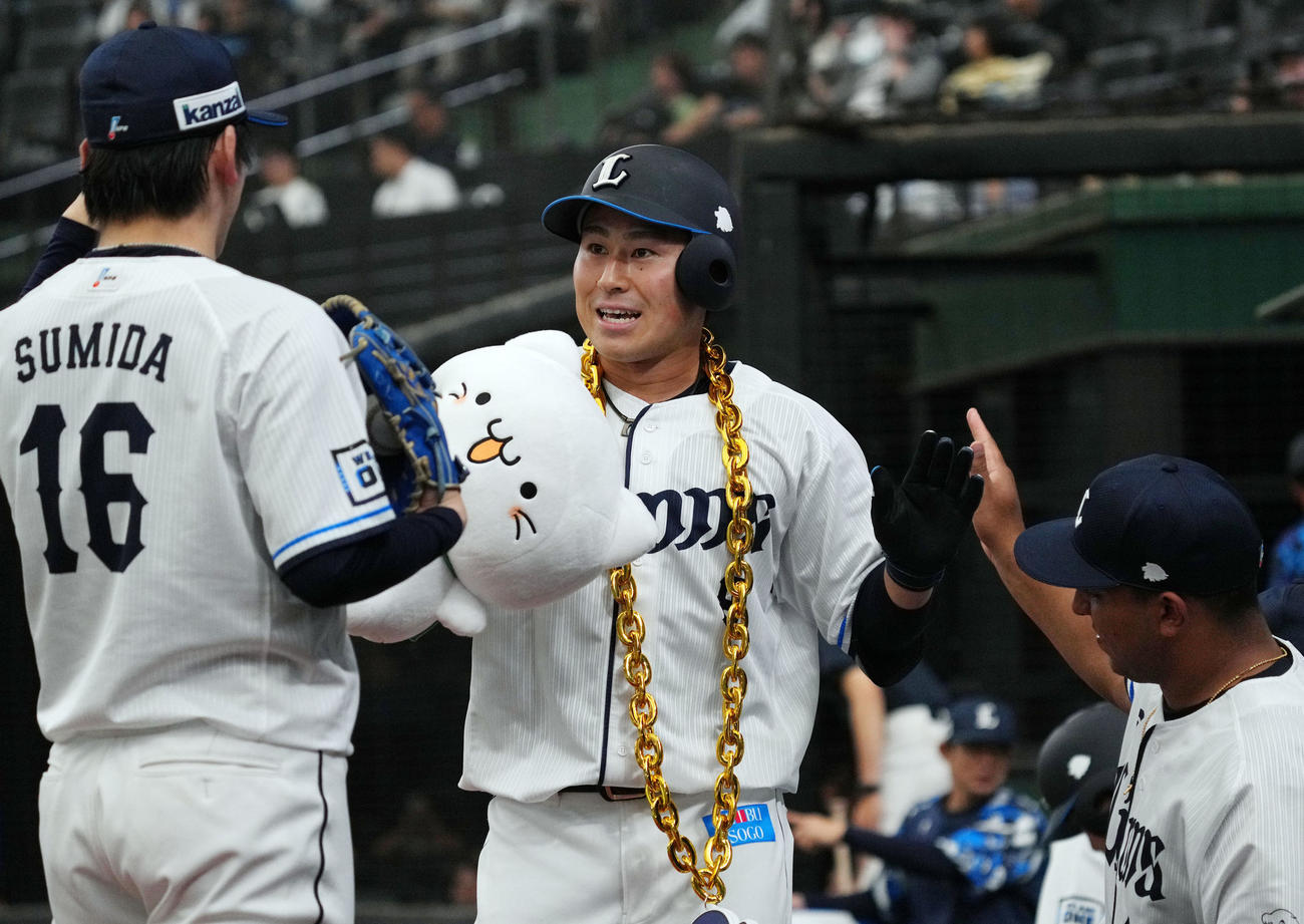 西武対オリックス　1回裏西武2死、先制ソロ本塁打を放ち、隅田（左）らチームメートに迎えられる渡部（撮影・狩俣裕三）