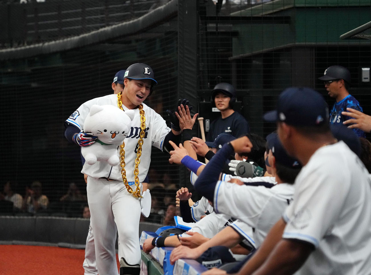 西武対オリックス　1回裏西武2死、先制ソロ本塁打を放ち、ベンチのチームメートに迎えられる渡部（撮影・狩俣裕三）