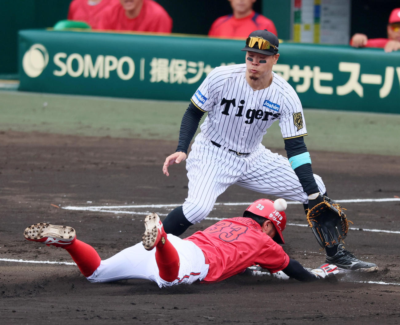阪神対広島　4回表広島1死一塁、ファビアンの中前打で三塁へ進塁する一塁走者菊池。三塁手佐藤輝（撮影・加藤哉）