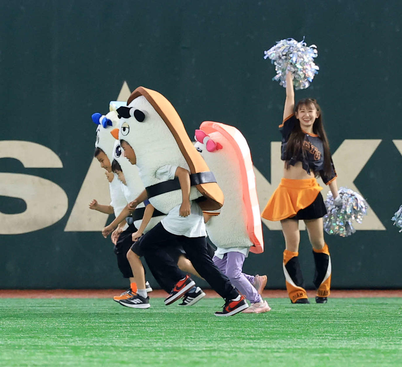 巨人対中日　すしレースで激走する子どもたち（撮影・浅見桂子）