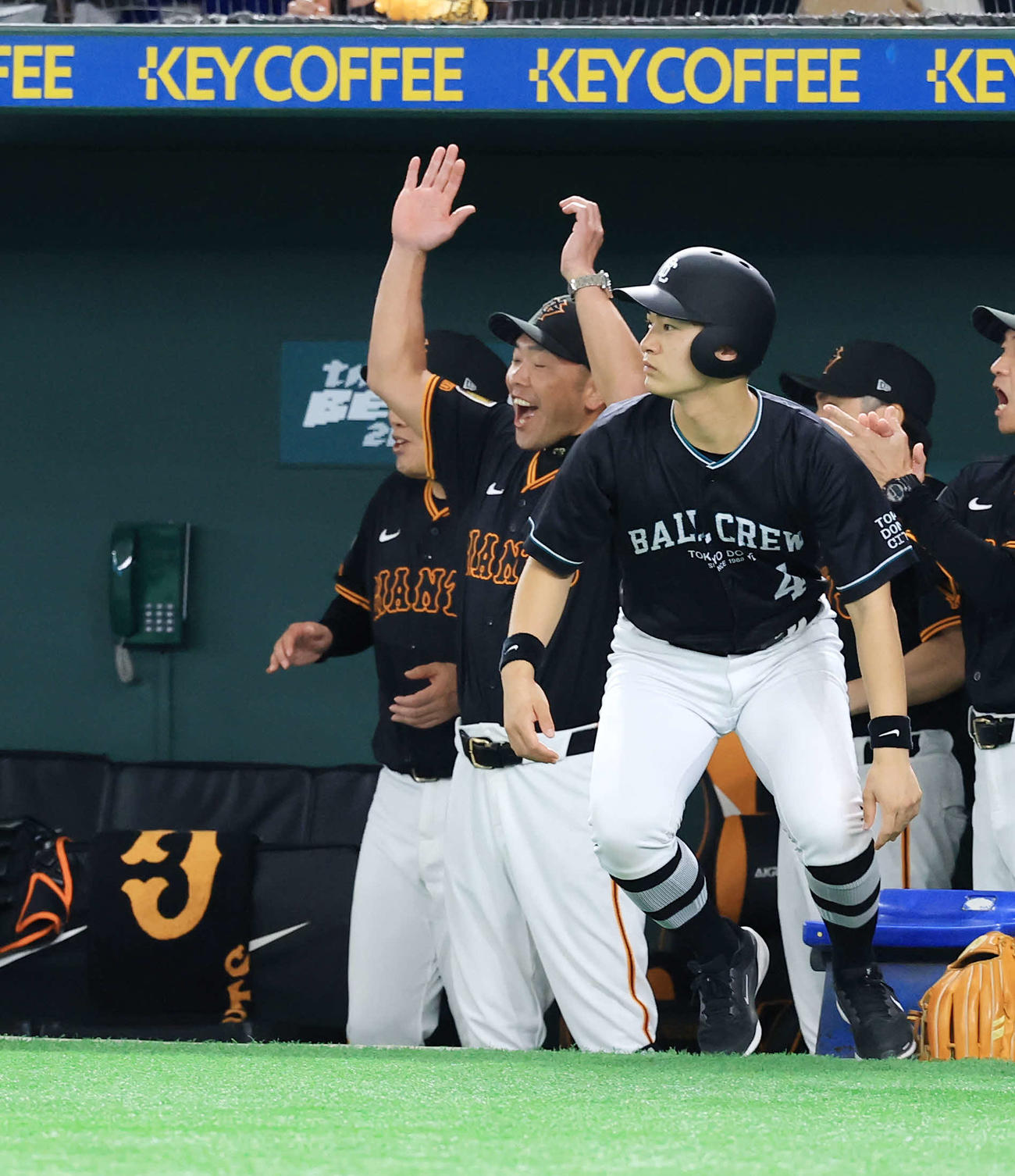 巨人対中日　5回裏巨人2死一、三塁、リチャードが逆転3点本塁打を放ちバンザイで喜ぶ阿部監督（撮影・浅見桂子）