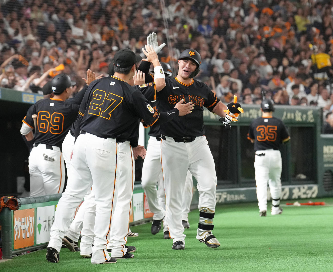 巨人対中日　5回裏巨人2死一、三塁、代打リチャードは3点本塁打を放ちタッチで迎えられる（撮影・足立雅史）