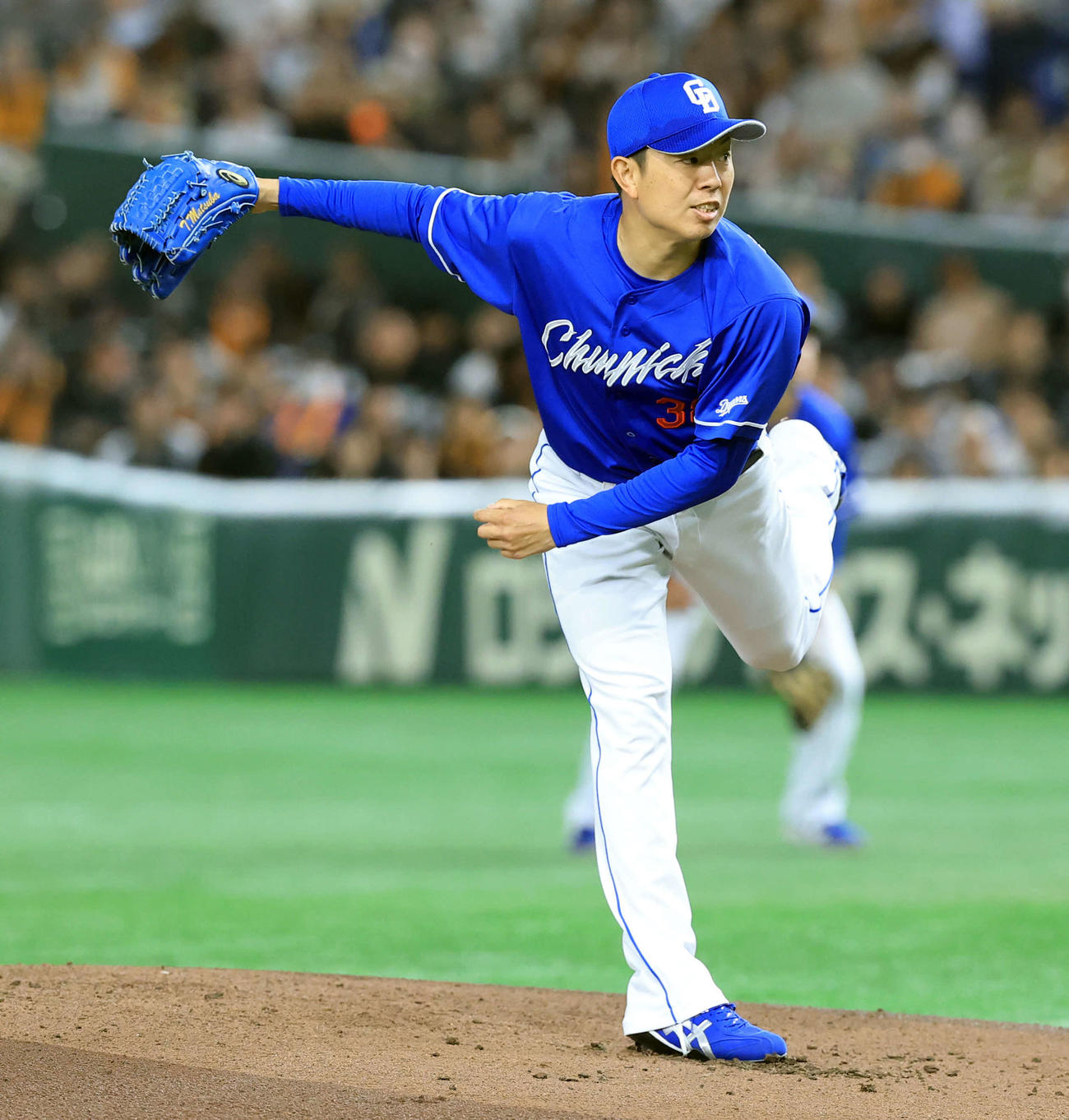 巨人対中日　力投する中日先発の松葉（撮影・浅見桂子）