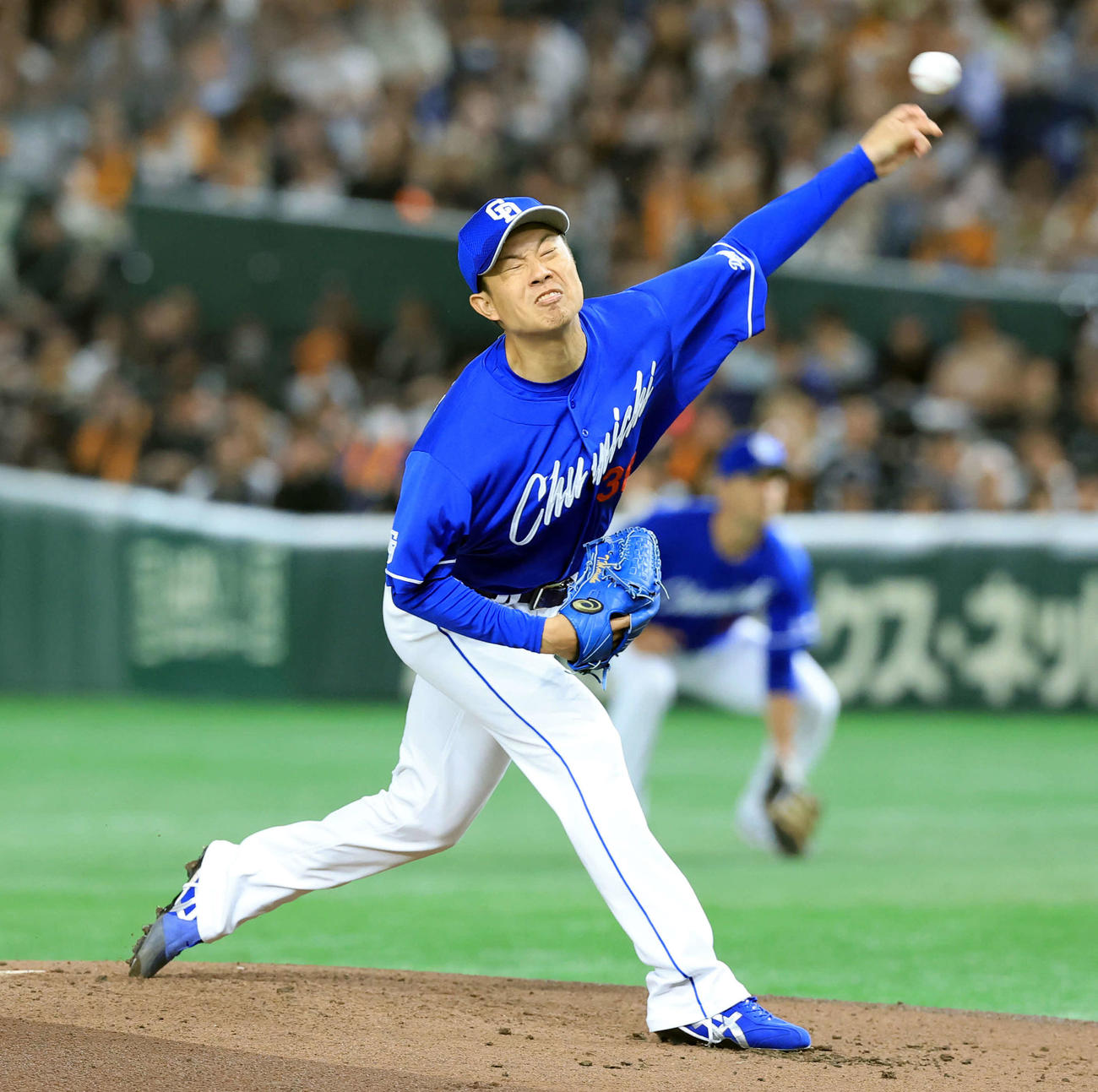 巨人対中日　力投する中日先発の松葉（撮影・浅見桂子）