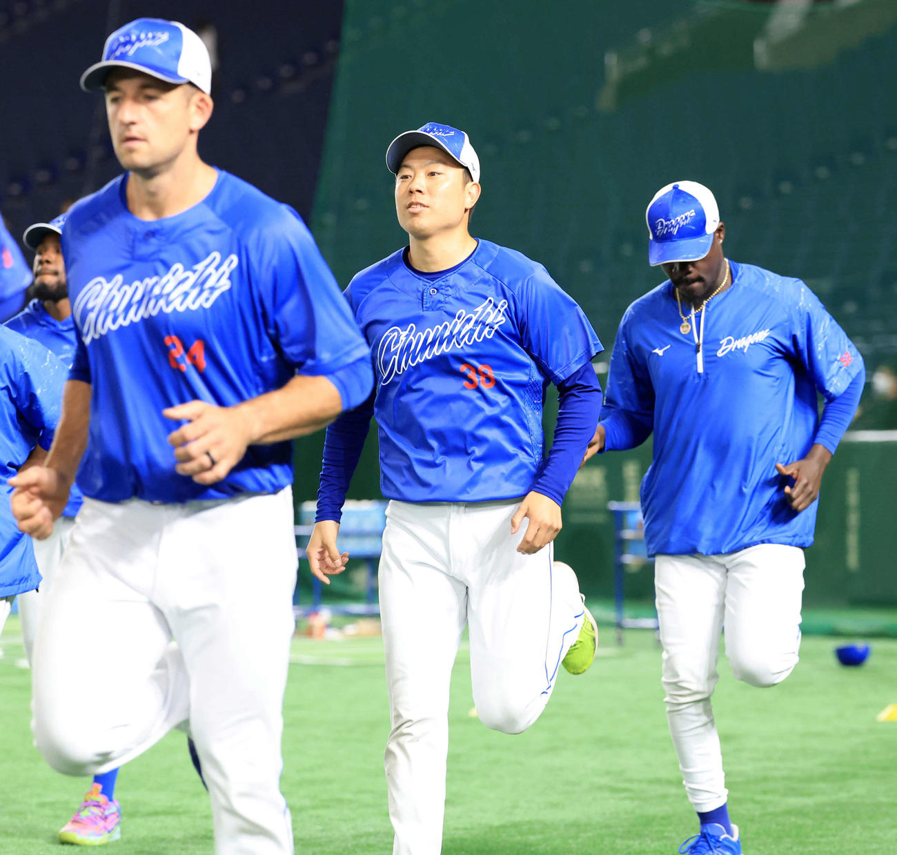 巨人対中日　ウオームアップする松葉（中央）ら中日の選手たち（撮影・浅見桂子）