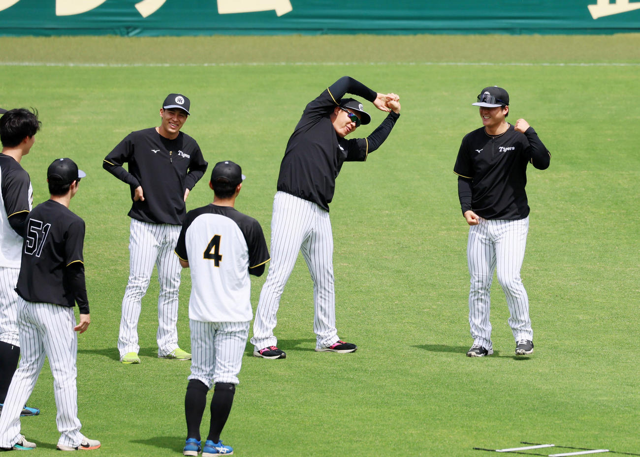阪神対広島　練習前、ナインの前でダンスを披露する今日が誕生日の前川（右端）（撮影・加藤哉）