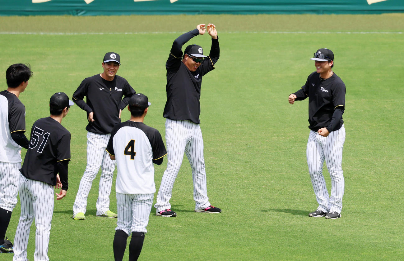 阪神対広島　練習前、ナインの前でダンスを披露する今日が誕生日の前川（右端）（撮影・加藤哉）