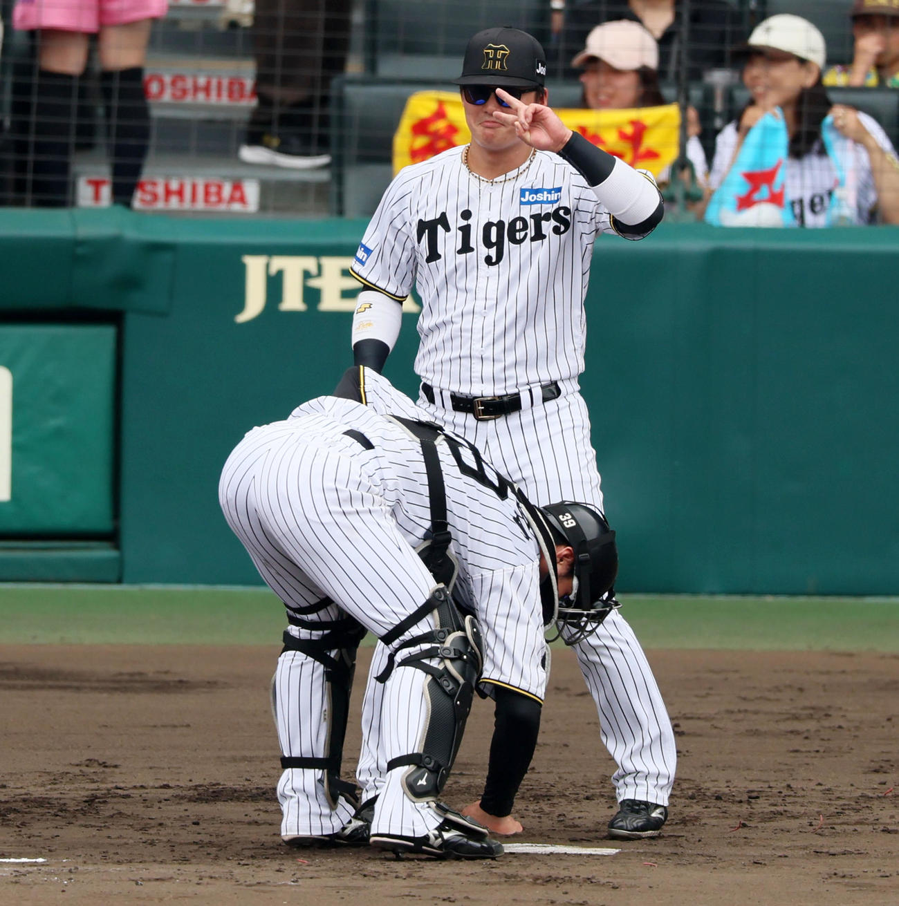 阪神対広島　シートノックを終え本塁後方でポーズを決めてダンスする前川（撮影・加藤哉）
