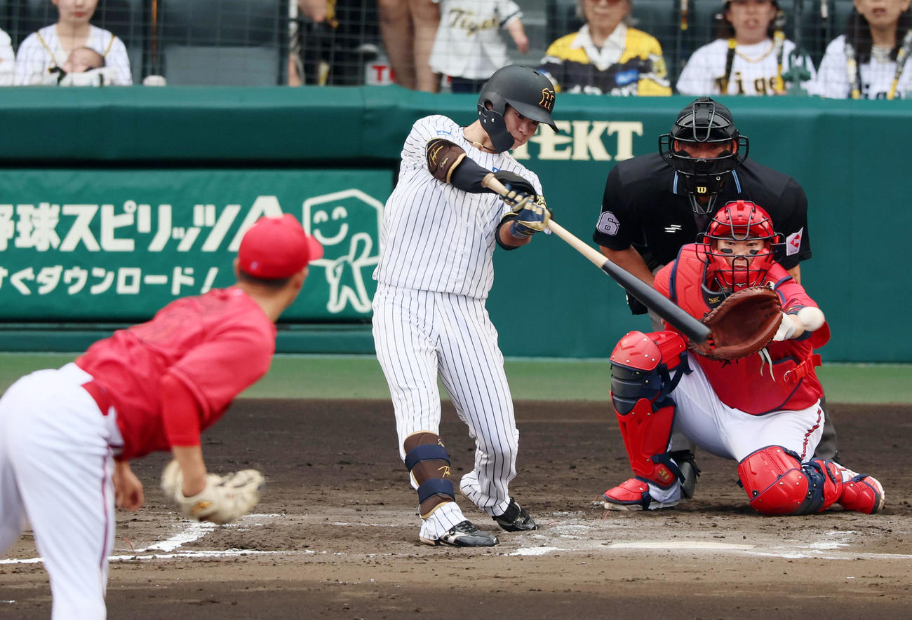 阪神対広島　6回裏阪神1死二塁、中野は左前適時打を放つ。投手玉村（撮影・加藤哉）