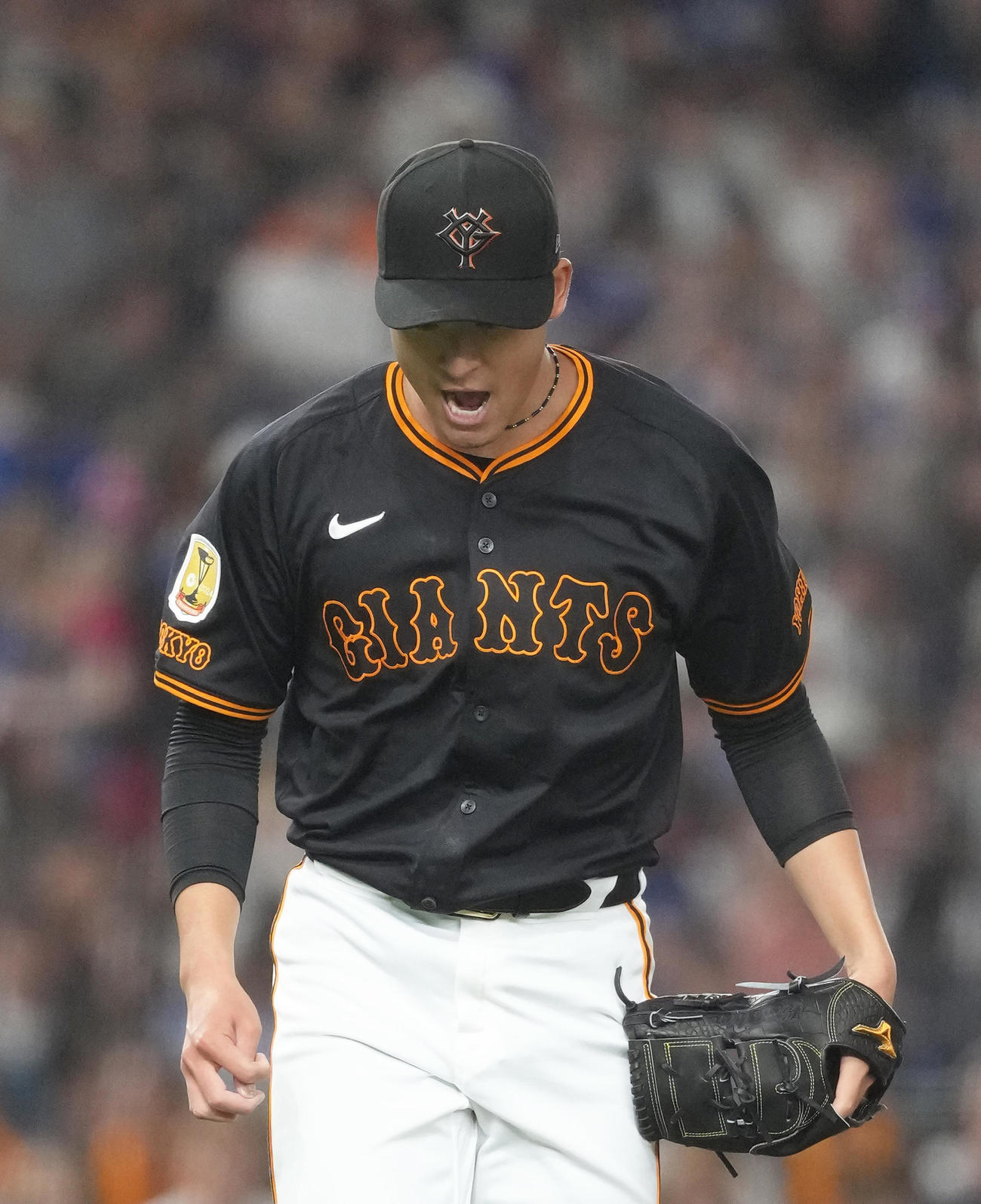 巨人対中日　4回表中日の攻撃を3者凡退に抑え雄たけびを上げる堀田（撮影・足立雅史）