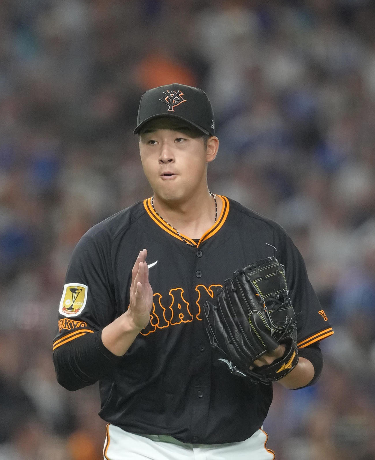 巨人対中日　初回を無失点で終え、グラブをたたく巨人先発の堀田（撮影・足立雅史）