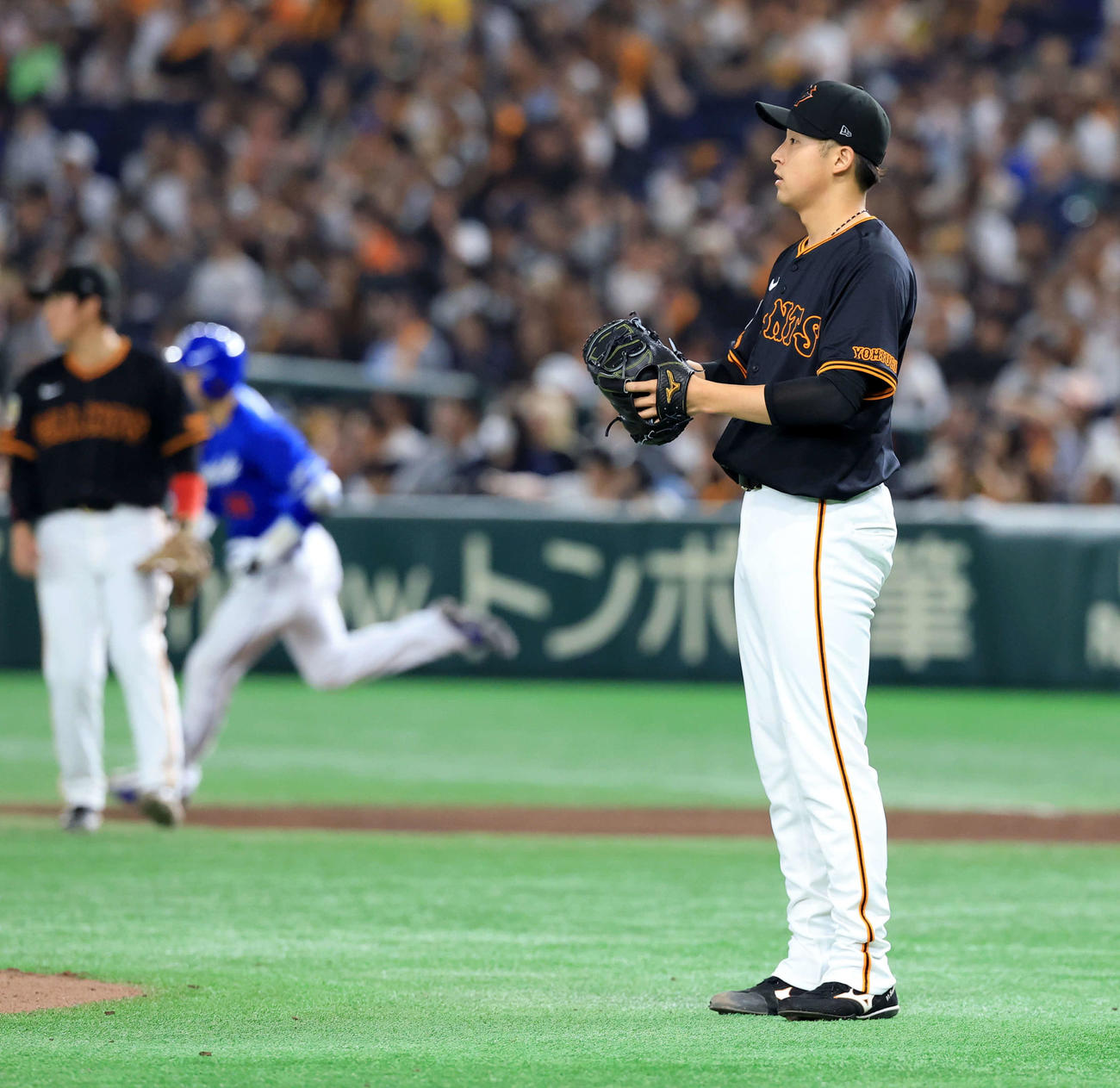 巨人対中日　5回表中日無死、山本（奥）に左越えソロ本塁打を許した堀田（撮影・浅見桂子）
