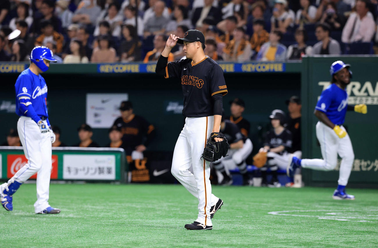 巨人対中日　2回表中日2死一、二塁、木下に先制適時打を許し、がっくりの堀田（中央）（撮影・浅見桂子）