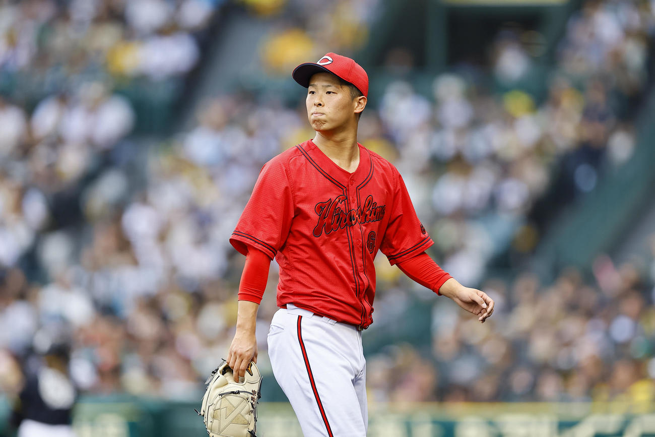 阪神対広島　6回途中、降板する広島玉村（撮影・藤尾明華）