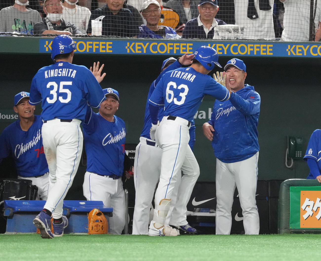 巨人対中日　7回表中日1死一塁、中越え2点本塁打を放った板山（中央）を笑顔で迎える井上監督（右）（撮影・足立雅史）