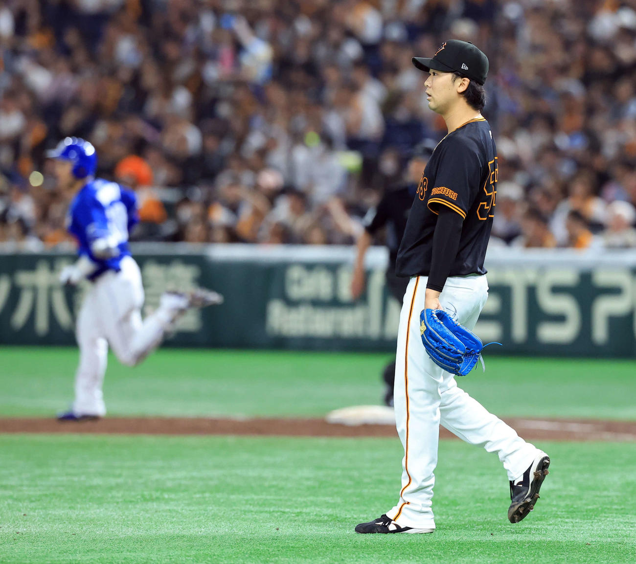 巨人対中日　7回表中日1死、山本（後方）に2打席連続となる左越えソロ本塁打を許した船迫（撮影・浅見桂子）