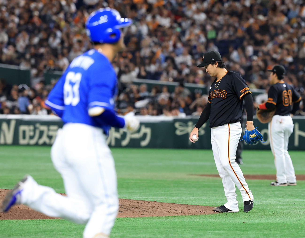 巨人対中日　7回表中日1死一塁、板山（手前）に逆転2点本塁打を許しうつむく船迫（撮影・浅見桂子）