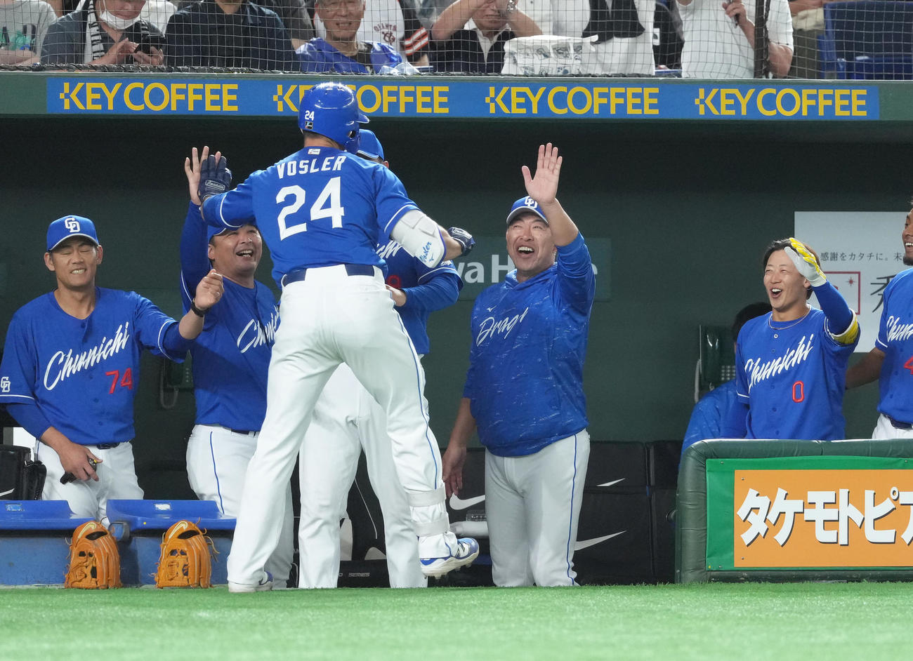 巨人対中日　8回表中日無死一塁、右越え2点本塁打を放ったボスラー（中央左）を笑顔で迎える井上監督（同右）（撮影・足立雅史）