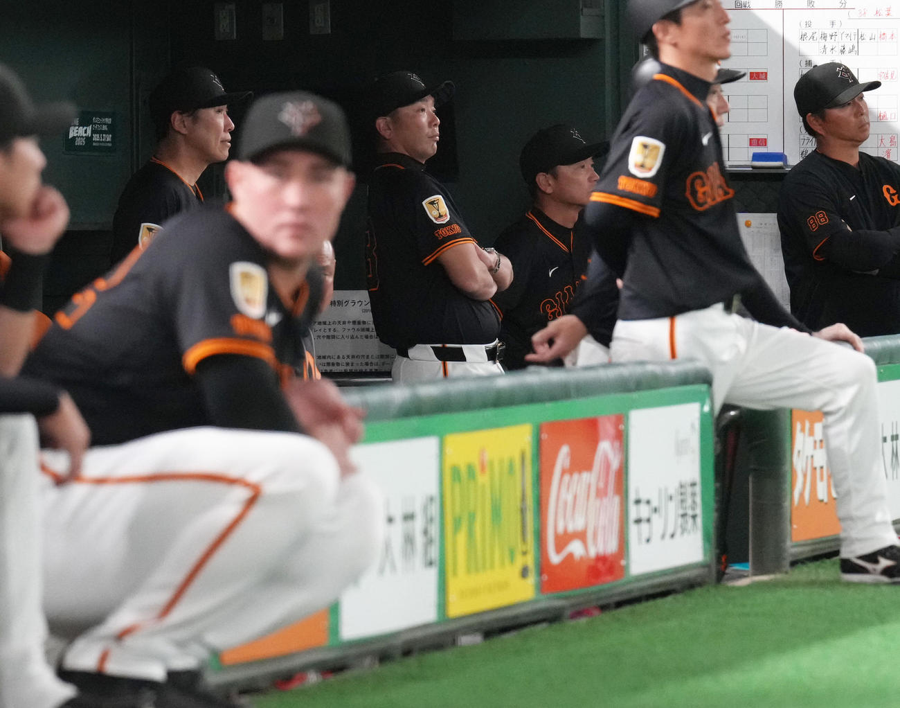 巨人対中日　厳しい表情で戦況を見つめる巨人阿部監督（中央）（撮影・足立雅史）